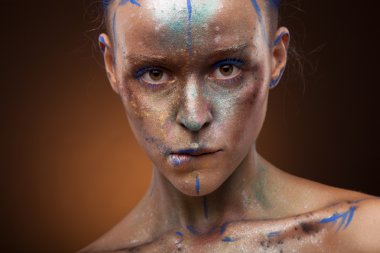 Yaratıcı yüz sanatı ile duygusal kız