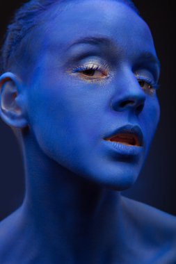Yaratıcı mavi yüz sanat kadınla