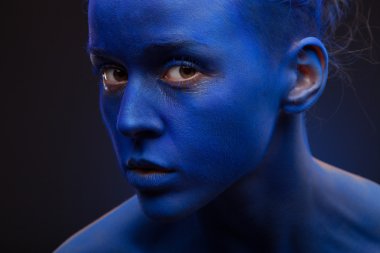 Yaratıcı mavi yüz sanat kadınla