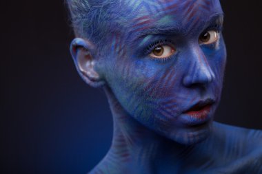 Yaratıcı mavi yüz sanat kadınla