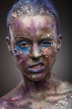 Sıradışı boyama makyaj kadınla