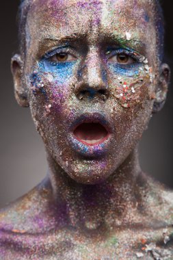 Sıradışı boyama makyaj kadınla