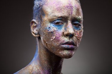 Sıradışı boyama makyaj kadınla