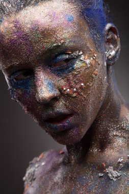 Sıradışı boyama makyaj kadınla