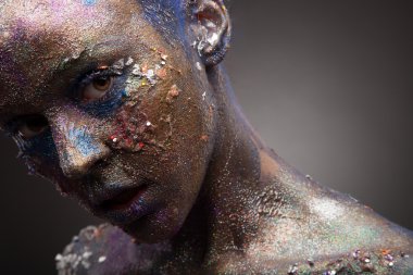 Sıradışı boyama makyaj kadınla