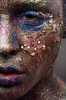 Sıradışı boyama makyaj kadınla