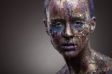 Sıradışı boyama makyaj kadınla