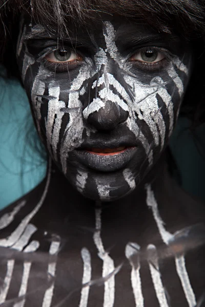 Yüzünde beyaz boya akışı ile kız