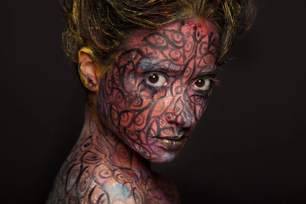 Kvinna med kreativa ansikte-art — Stockfoto