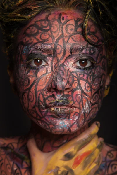 Vrouw met creatieve gezicht-kunst — Stockfoto
