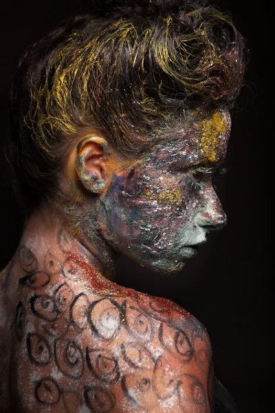 Vrouw met ongewone verf make-up — Stockfoto