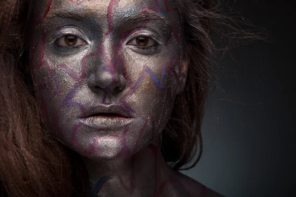 Ansikte av en kvinna täckt i glitter — Stockfoto
