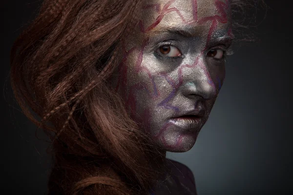 Glitter içinde bir kadının yüz kaplı