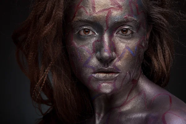 Gesicht einer Frau, die mit Glitzer bedeckt ist — Stockfoto