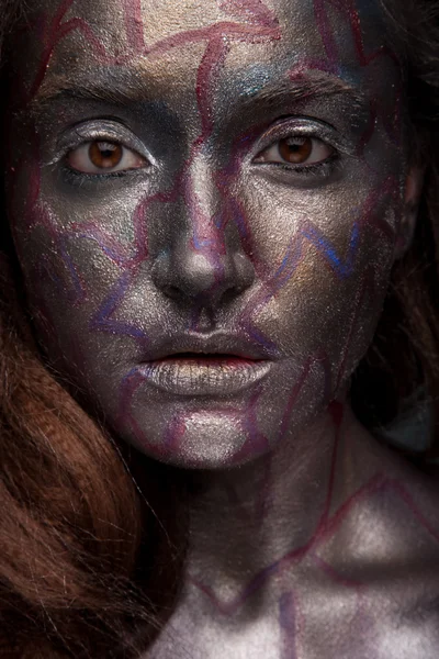 Rosto de uma mulher coberta de brilho — Fotografia de Stock