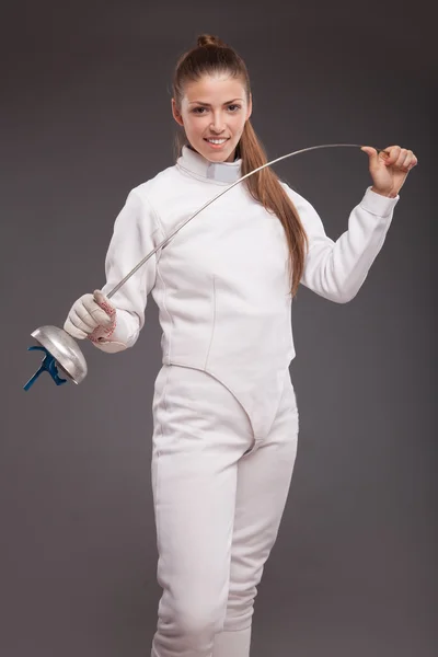 Жінка з мечем в костюмі фехтування — стокове фото