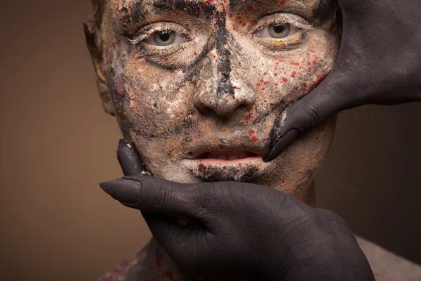 Kadın portre siyah canavar eliyle