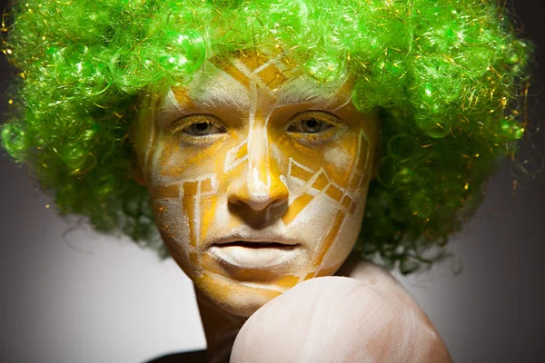 Ragazza con i capelli verdi e trucco colorato — Foto Stock