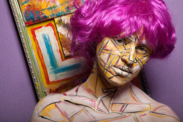 Donna con parrucca viola e face art — Foto Stock