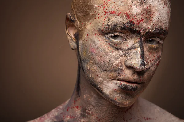 Yüz sanatıyla uğraşan kadın