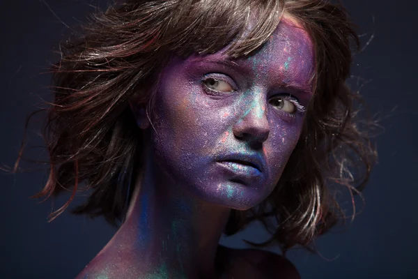 Gezicht van een vrouw bedekt in glitter — Stockfoto