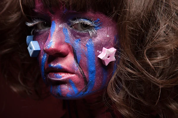 Meisje met heldere mode kunst make-up — Stockfoto