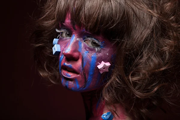 Meisje met heldere mode kunst make-up — Stockfoto