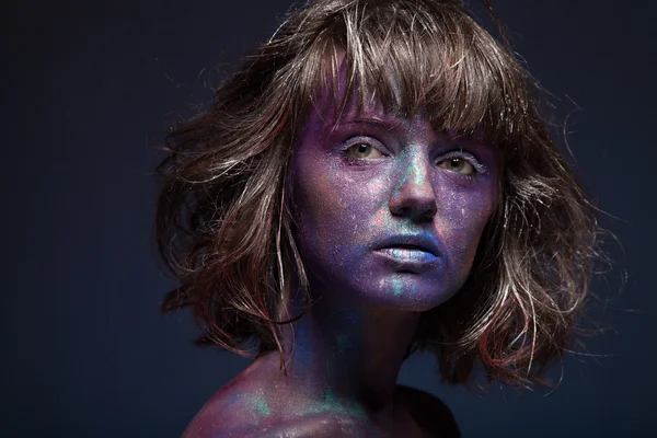 Gezicht van een vrouw bedekt in glitter — Stockfoto