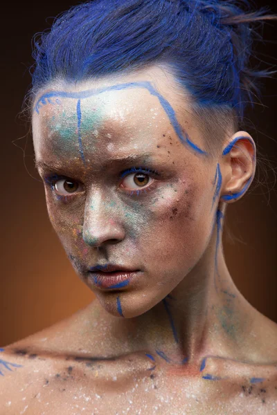 Yaratıcı yüz sanatı ile duygusal kız