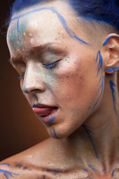 Chica emocional con el arte de la cara creativa — Foto de Stock