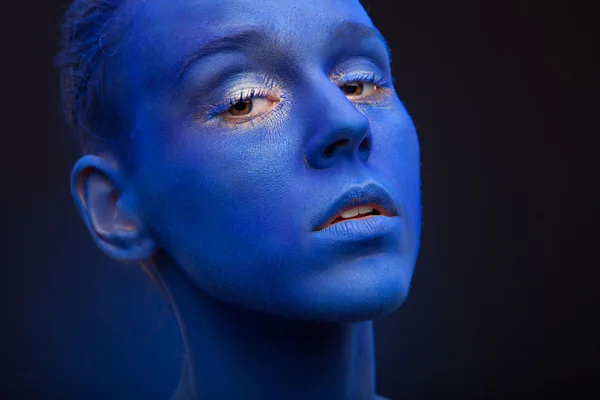 Mujer con arte creativo cara azul —  Fotos de Stock