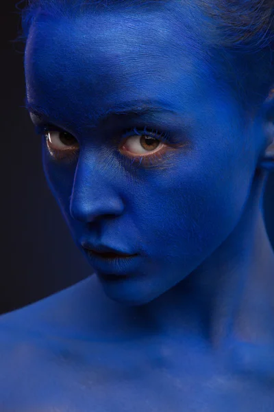 Mujer con arte creativo cara azul —  Fotos de Stock