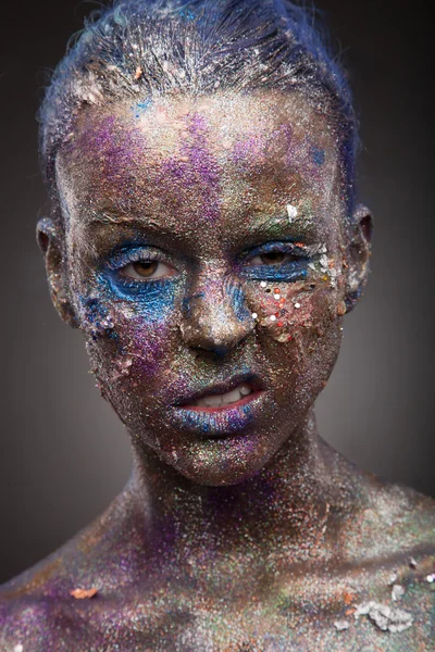 Sıradışı boyama makyaj kadınla