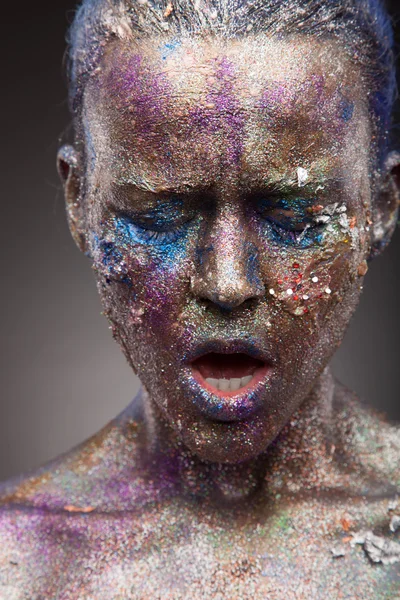 Sıradışı boyama makyaj kadınla