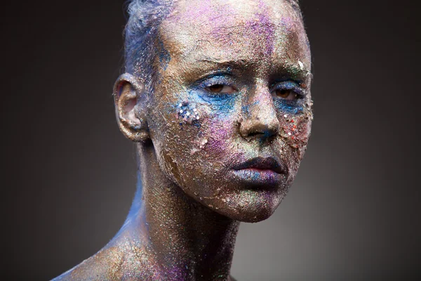 Sıradışı boyama makyaj kadınla