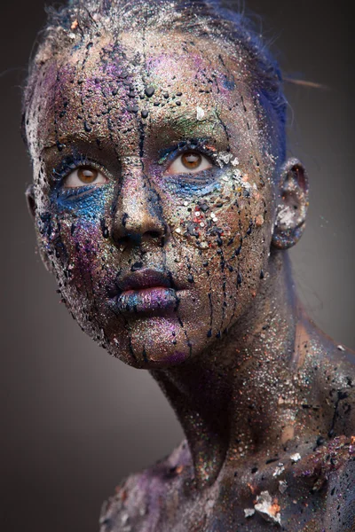 Sıradışı boyama makyaj kadınla