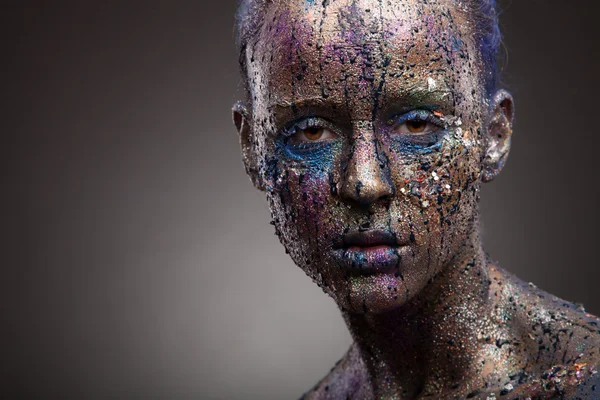 Sıradışı boyama makyaj kadınla