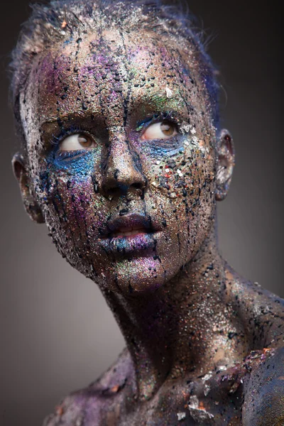 Sıradışı boyama makyaj kadınla