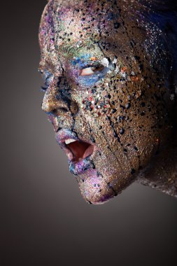 Sıradışı boyama makyaj kadınla