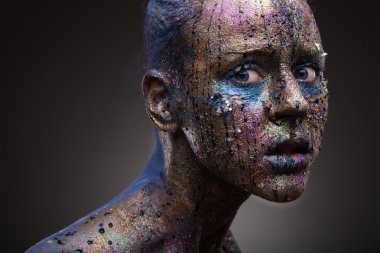 Sıradışı boyama makyaj kadınla