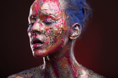 Renkli bodyart ve yüz sanat kızla