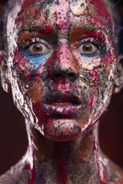 Renkli bodyart ve yüz sanat kızla