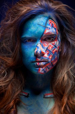 Yüz sanatıyla uğraşan kadın