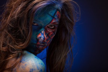 Yüz sanatıyla uğraşan kadın