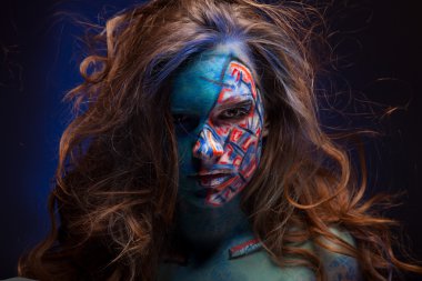 Yüz sanatıyla uğraşan kadın