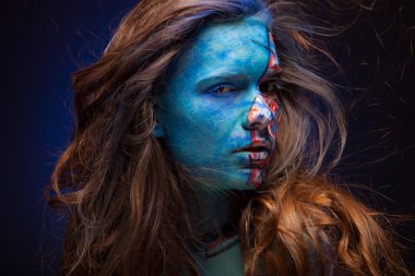 Yüz sanatıyla uğraşan kadın