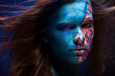 Yüz sanatıyla uğraşan kadın