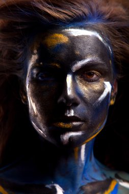 Yüz sanatıyla uğraşan kadın