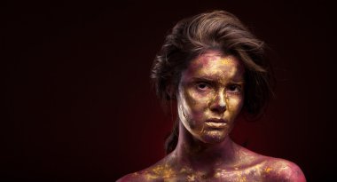 Yüzündeki altın boya ile kız