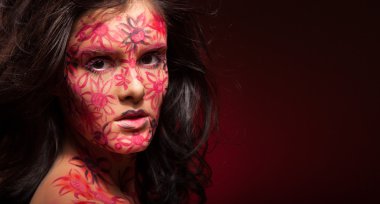 Kadın çiçek yüz sanatı ile